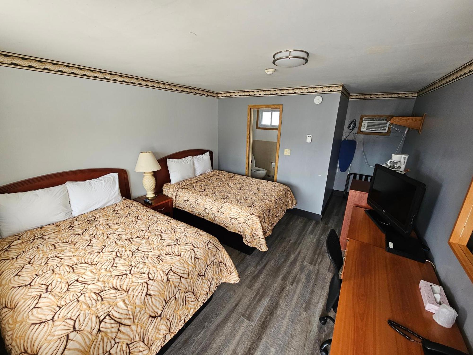 Forest Plaza Motel Mount Forest Exterior photo