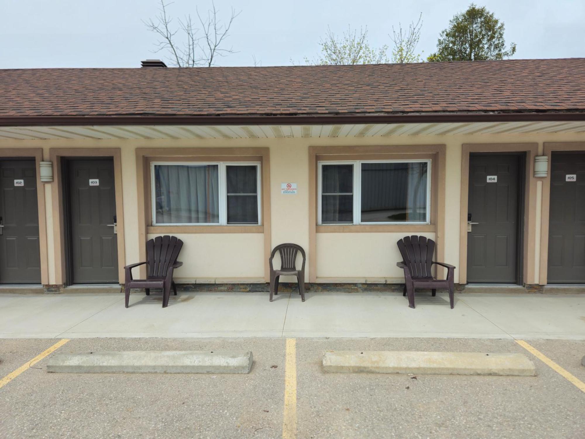 Forest Plaza Motel Mount Forest Exterior photo