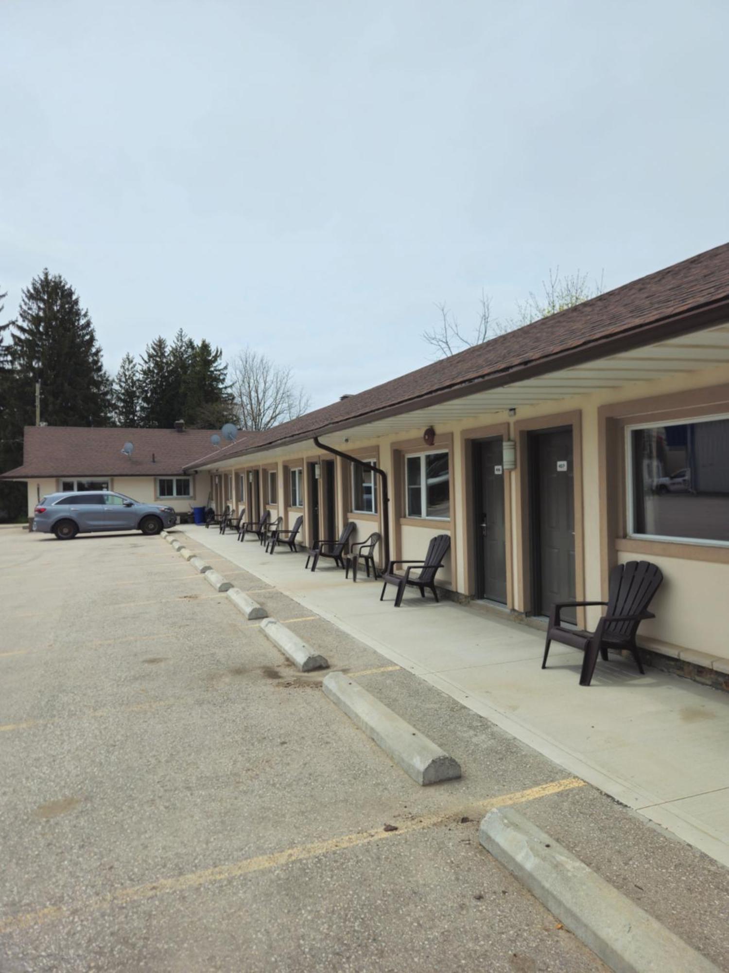 Forest Plaza Motel Mount Forest Exterior photo