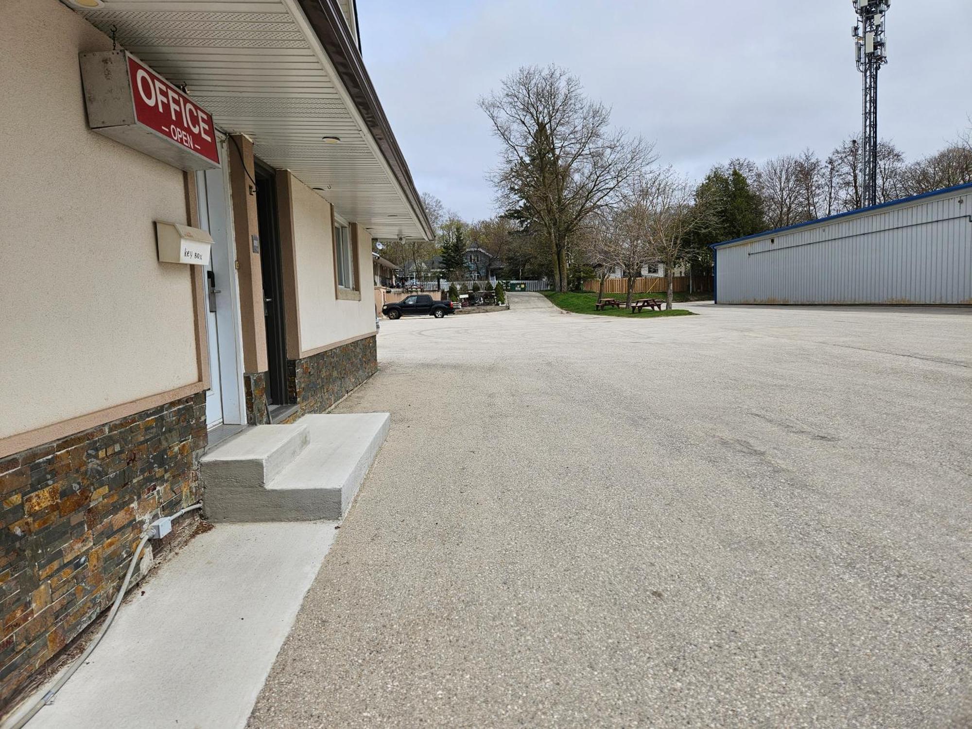 Forest Plaza Motel Mount Forest Exterior photo