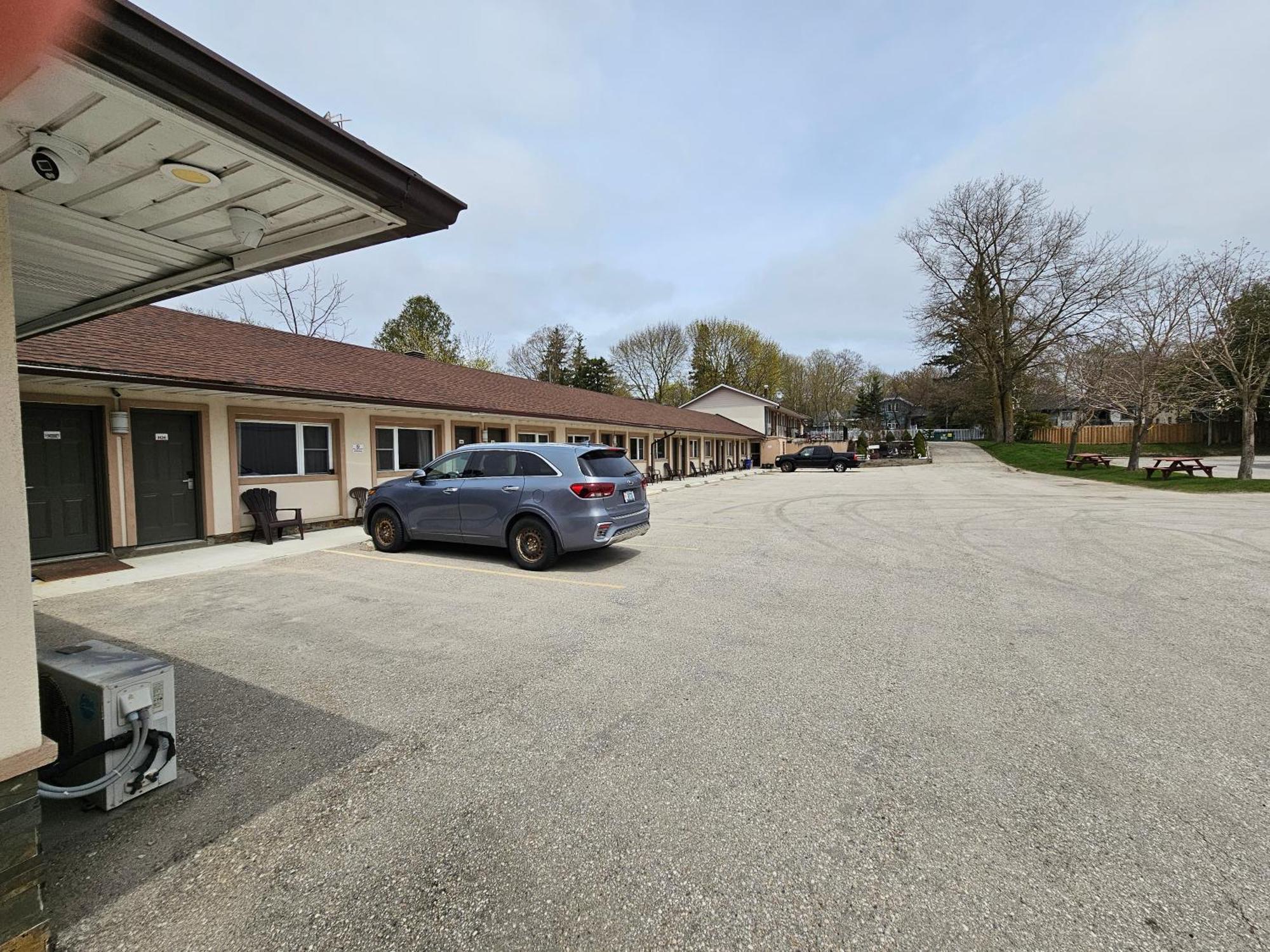 Forest Plaza Motel Mount Forest Exterior photo